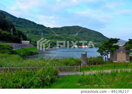 四國,愛媛,貞見崎半島,龜池溫泉附近的露營地,從草坪廣場看池塘,愛媛縣伊方町(2) 四國,愛媛,貞見崎半島,龜池溫泉附近的露營地,從草坪廣場看池塘,愛媛縣伊方町(2) 99136217