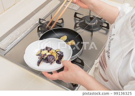 [Make eggplant deep-fried in soy sauce. Transfer the stir-fried eggplant to a plate] 99136325