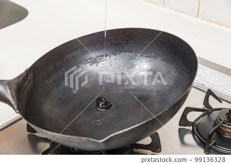 [Make mapo eggplant, soak the oil in a wok] 99136328