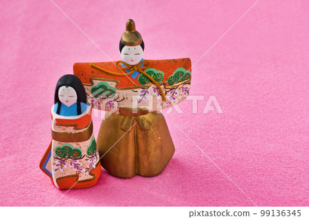 粉紅色背景中的 Hina 娃娃（左邊是女娃娃，右邊是男娃娃），帶有復制空間 99136345