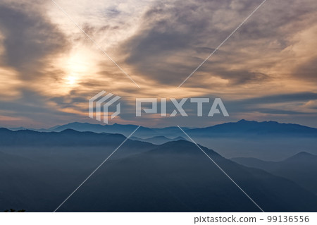 Mt. Joshu Hotaka and the mountains of Oze at dawn as seen from Mt. Tanigawa and Nishiguro Ridge Mt. Joshu Hotaka and the mountains of Oze at dawn as seen from Mt. Tanigawa and Nishiguro Ridge 99136556