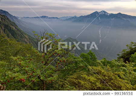 Mt. Asahidake and the mountains in the direction of Mt. Makiki seen from Mt. Mt. Asahidake and the mountains in the direction of Mt. Makiki seen from Mt. 99136558