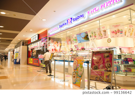 order fast food at the mall 99136642