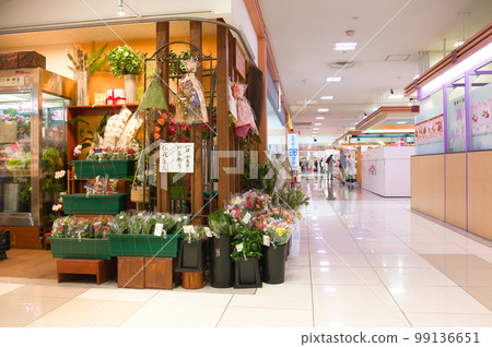[Osaka Prefecture] January: Flower shop in a shopping center 99136651