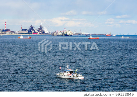 Patrol boat Boat working off Honmoku, Yokohama Port (Symbol Tower Park) Patrol boat Boat working off Honmoku, Yokohama Port (Symbol Tower Park) 99138049