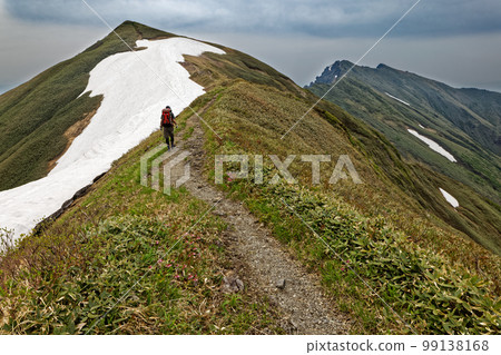登山者沿著積雪覆蓋的上越邊境山脊行走,一之倉山和谷川山的景色 登山者沿著積雪覆蓋的上越邊境山脊行走,一之倉山和谷川山的景色 99138168