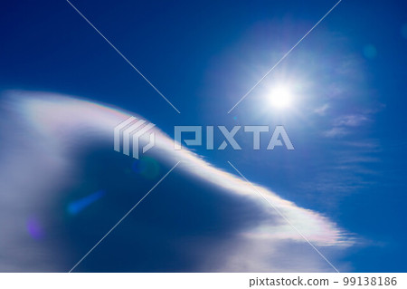 [Weather material] Saiun and blue sky [Nagano Prefecture] 99138186