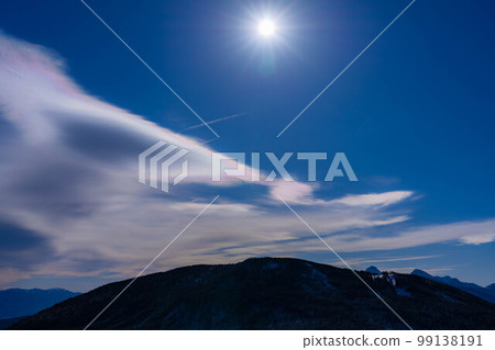 [Weather material] Saiun and blue sky [Nagano Prefecture] 99138191