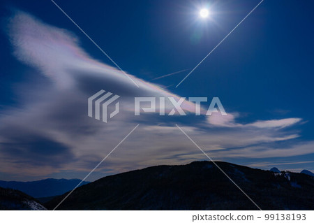 [Weather material] Saiun and blue sky [Nagano Prefecture] 99138193