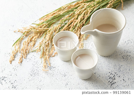 將甘酒倒入杯子中 99139061