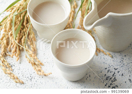 將甘酒倒入杯子中 99139069