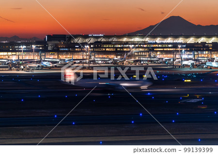 “東京”羽田機場夜景、富士山 99139399