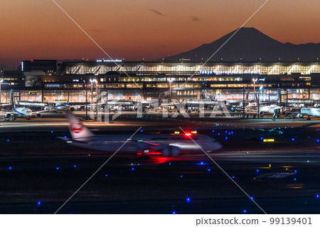 “東京”羽田機場夜景、富士山 99139401