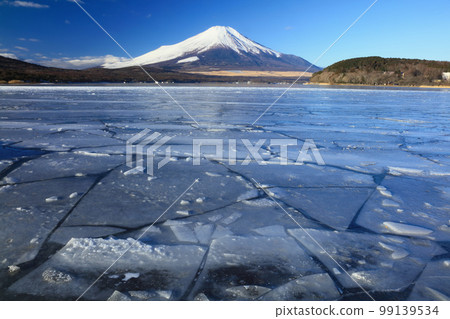 Frozen Yamanakako and Mt. Fuji 99139534