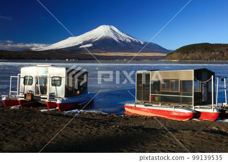 Frozen Yamanakako and Mt. Fuji 99139535