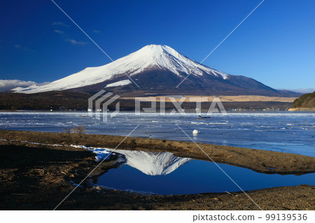 冷凍的山中湖和富士山 99139536