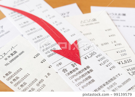 Downward arrow and receipt Household budget Downward arrow and receipt Household budget 99139579