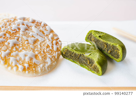 Tea manju and rice crackers 99140277