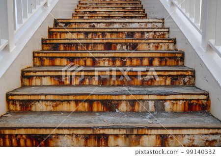 有生鏽的台階的人行天橋 有生鏽的台階的人行天橋 99140332
