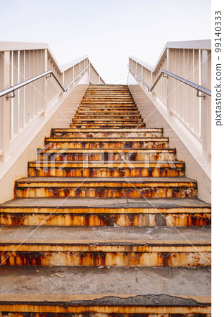 人行橋樓梯因鹽鈣而生鏽 99140333