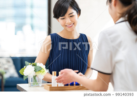 在美容院接受諮詢的年輕女性 99140393