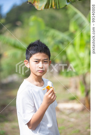 一個吃海島香蕉的熱帶男孩 99140808