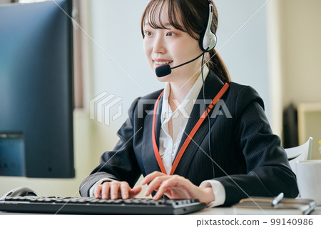 在辦公室接電話的年輕女人 99140986