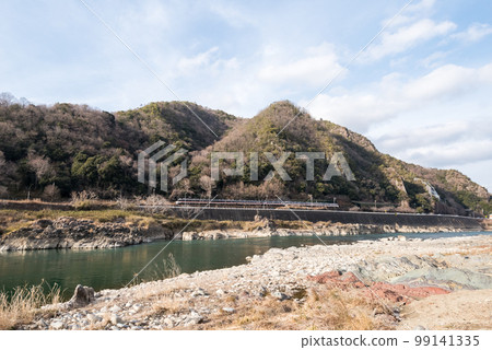 [Takayama Main Line] Limited Express Hida No. 13 running along the Kiso River 99141335