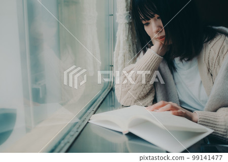 一個女人在咖啡店看書的照片 99141477