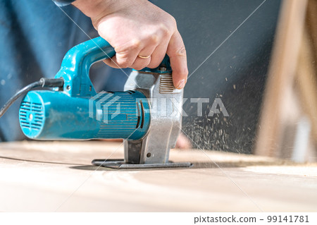 wood carving by hand with an electric saw wood carving by hand with an electric saw 99141781