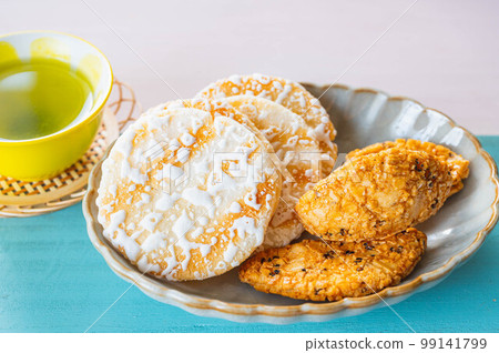 Senbei and green tea 99141799