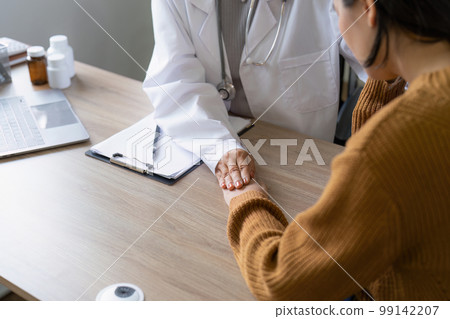 Doctor and patient are discussing at clinic. Digital healthcare and network connection, Data analysis concept Doctor and patient are discussing at clinic. Digital healthcare and network connection, Data analysis concept 99142207