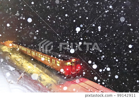 Snowy winter Himi Line (Train running away is photographed from behind) 99142911