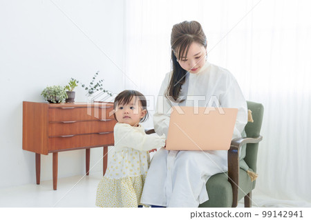 Mothers and babies using computers Mothers and babies using computers 99142941