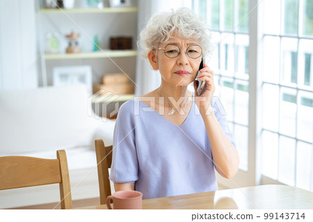 客廳裡打電話的老婦人 99143714
