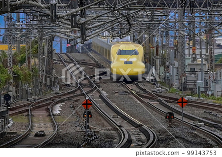 [Shiga] Shinkansen passing through the station. doctor yellow 99143753