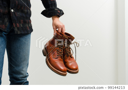 穿著牛仔褲和靴子的男人 2 99144213
