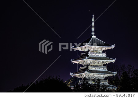 The five-storied pagoda of Bitsu Chubunji Temple lit up in silver The five-storied pagoda of Bitsu Chubunji Temple lit up in silver 99145017