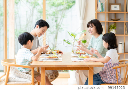 一家人在客廳吃早餐 99145023