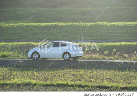 駕駛轎車 99145157