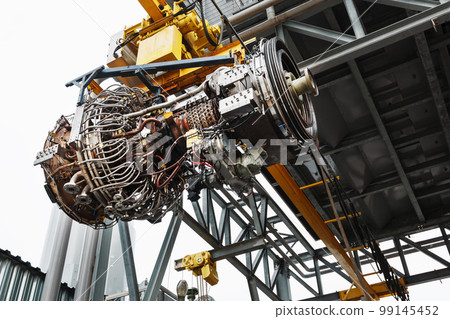 Installation of a gas turbine engine in a module for generating electricity 99145452