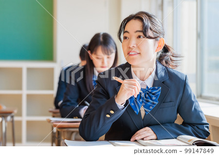 穿制服的高中生在教室裡學習 穿制服的高中生在教室裡學習 99147849