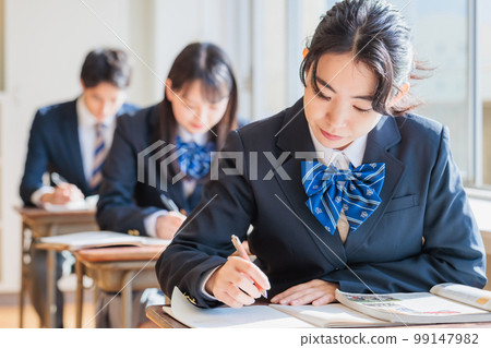 穿制服的高中生在教室裡學習 99147982