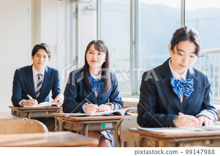 穿制服的高中生在教室裡學習 99147988