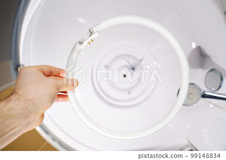 replacement of an old fluorescent lamp with a ring LED module. 99148834