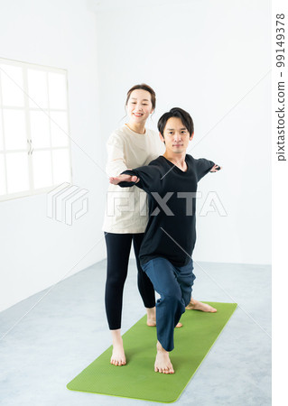 Men learning yoga 99149378