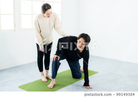 Men learning yoga 99149384