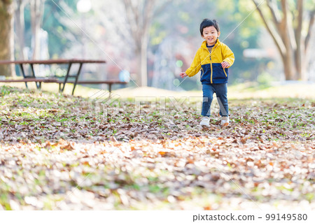 Children playing in the park 99149580