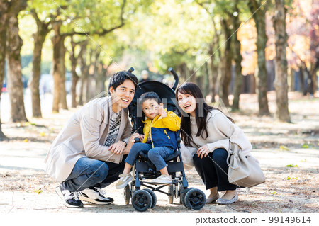 推著嬰兒車散步的年輕家庭 99149614