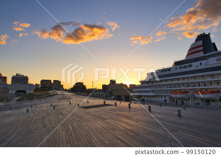 [Yokohama City] Dusk at Yokohama Port Osanbashi 99150120